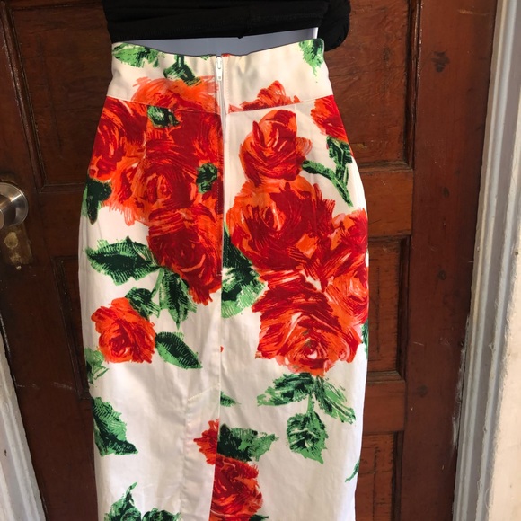 Pinup Couture Red Roses Pencil Skirt - Picture 4 of 8